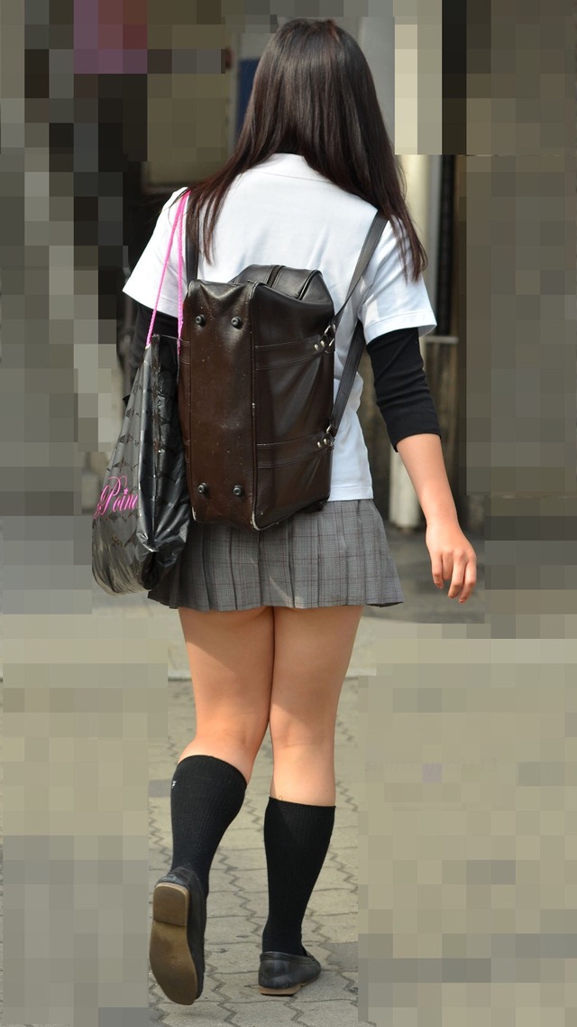 【街撮りJKエロ画像】制服美少女のミニスカの下半身に釘付け…生々しくて瑞々しい生足ｗｗｗ-15