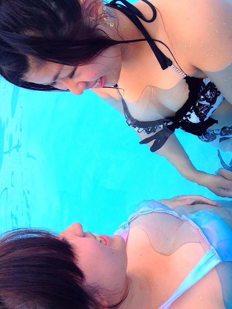 【JKエロ画像】夏場の海やプールではしゃぐ女子校生がSNSなどにビキニ水着姿を平気で晒すｗｗｗ-01