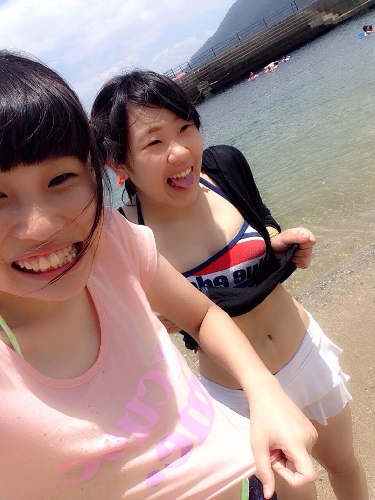 【JKエロ画像】夏場の海やプールではしゃぐ女子校生がSNSなどにビキニ水着姿を平気で晒すｗｗｗ-02