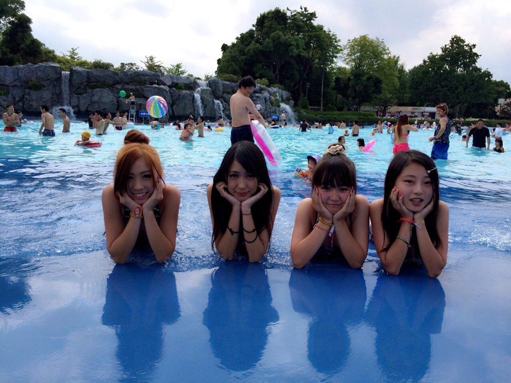【JKエロ画像】夏場の海やプールではしゃぐ女子校生がSNSなどにビキニ水着姿を平気で晒すｗｗｗ-08