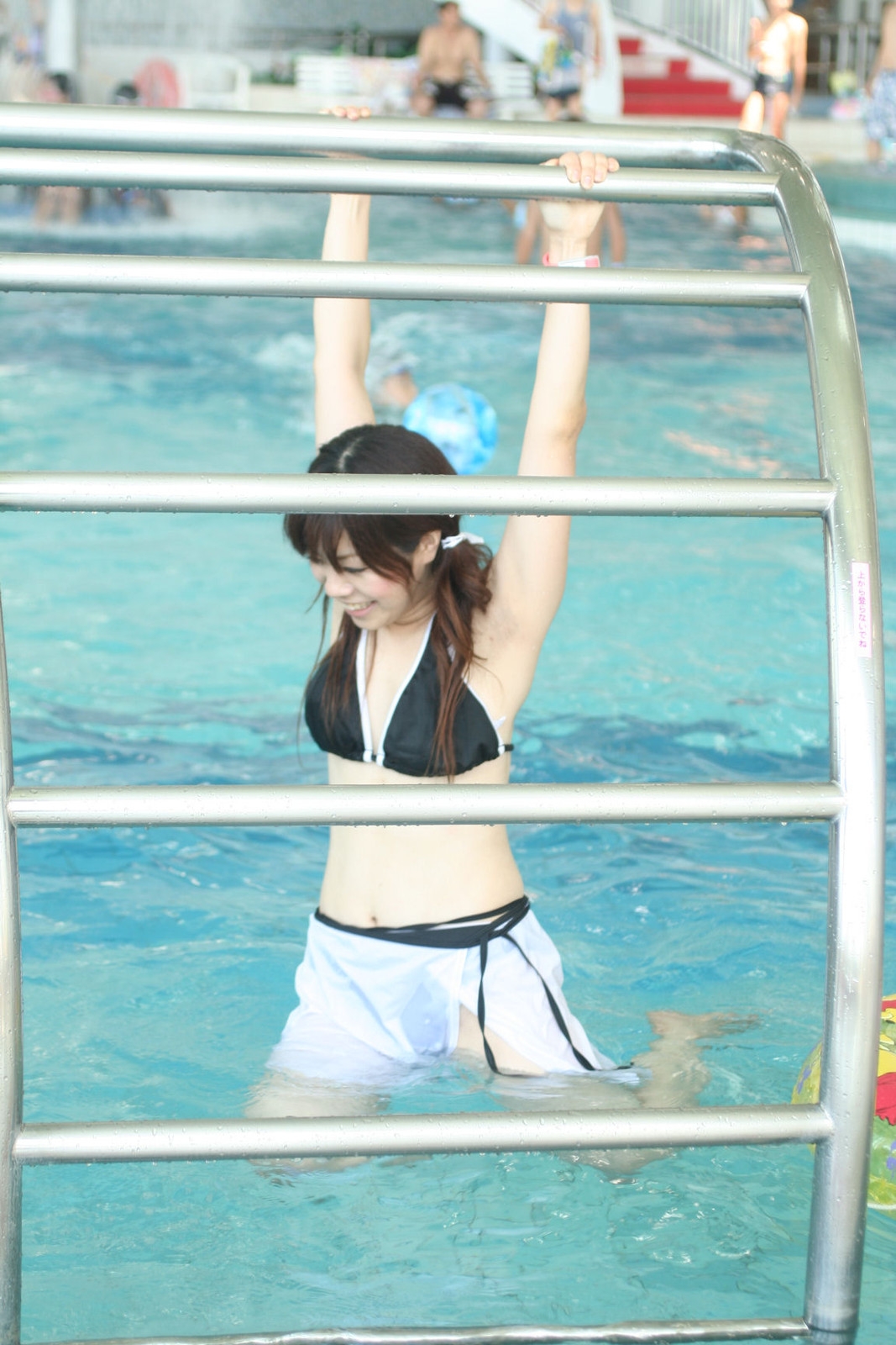【JKエロ画像】夏場の海やプールではしゃぐ女子校生がSNSなどにビキニ水着姿を平気で晒すｗｗｗ-11
