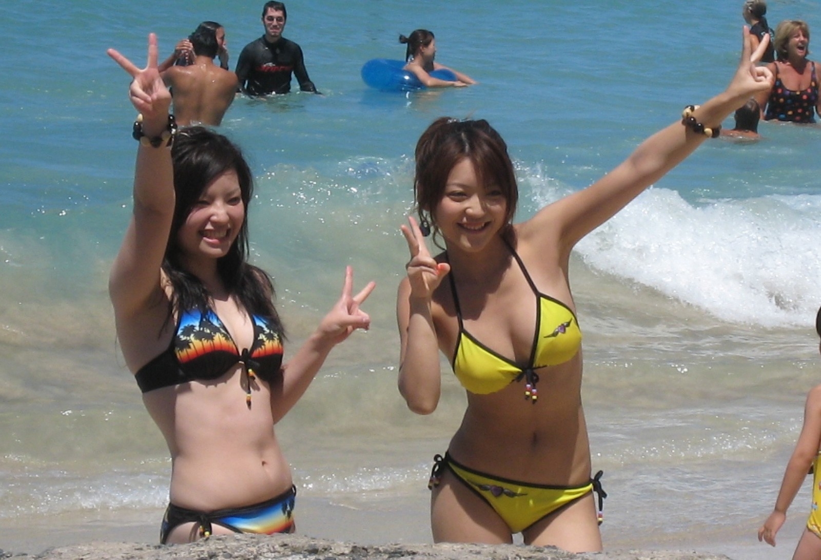【JKエロ画像】夏場の海やプールではしゃぐ女子校生がSNSなどにビキニ水着姿を平気で晒すｗｗｗ-14