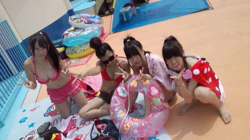 【JKエロ画像】夏場の海やプールではしゃぐ女子校生がSNSなどにビキニ水着姿を平気で晒すｗｗｗ-17