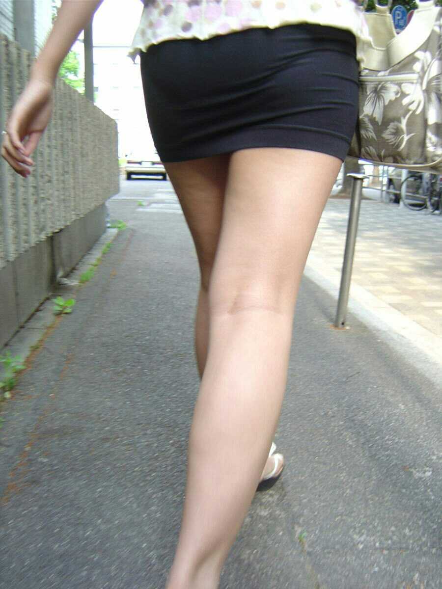 【街撮り美脚エロ画像】挑発するミニスカートの素人美女のセクシーな生足が最高にソソるｗｗｗ-03