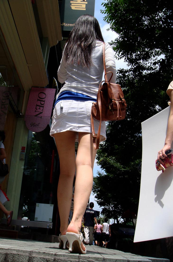 【街撮り美脚エロ画像】挑発するミニスカートの素人美女のセクシーな生足が最高にソソるｗｗｗ-13