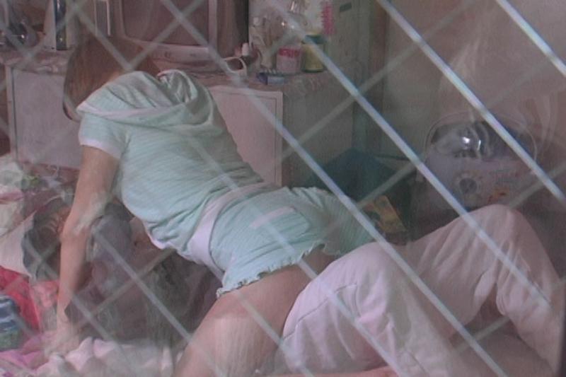 【盗撮エロ画像】素人カップルのエッチ現場を窓の外から覗き見したったｗｗｗ-01