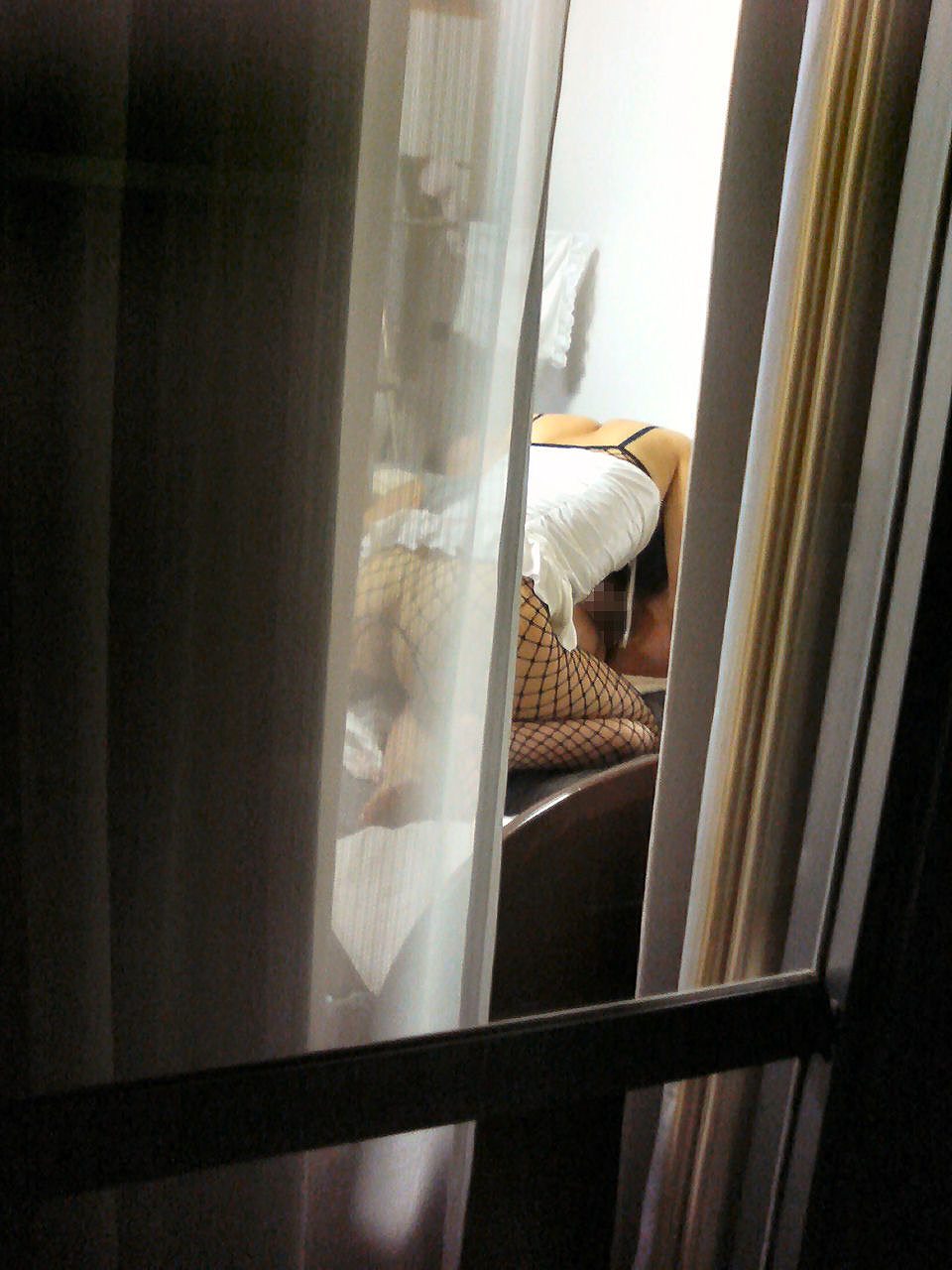 【盗撮エロ画像】素人カップルのエッチ現場を窓の外から覗き見したったｗｗｗ-17