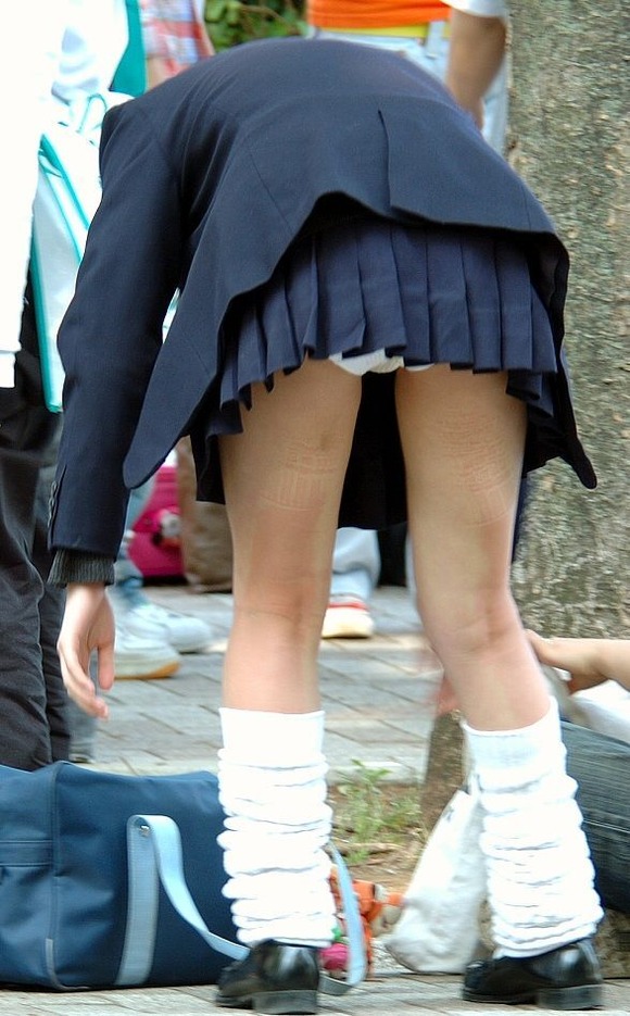 【JKパンチラエロ画像】ミニスカ制服の女子校生が前屈みになったら当然パンツ丸見えｗｗｗ-11