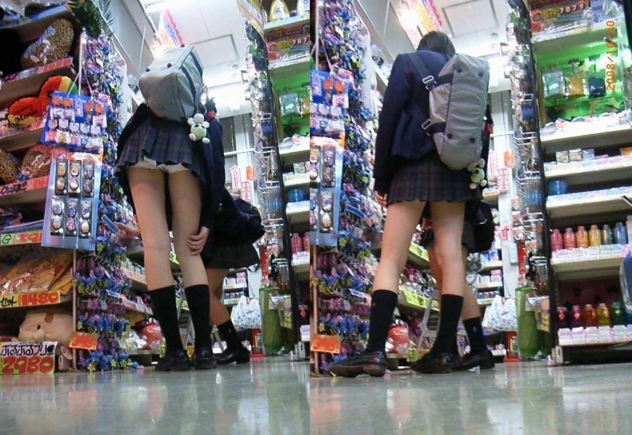 【JKパンチラエロ画像】ミニスカ制服の女子校生が前屈みになったら当然パンツ丸見えｗｗｗ-12