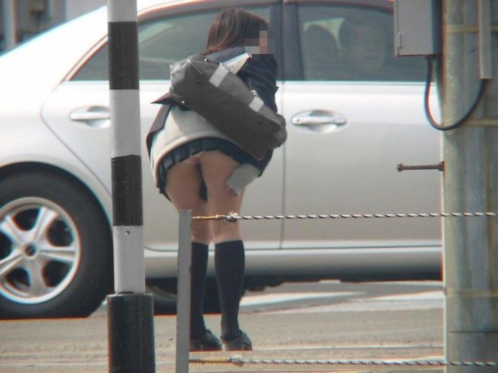 【JKパンチラエロ画像】ミニスカ制服の女子校生が前屈みになったら当然パンツ丸見えｗｗｗ-18