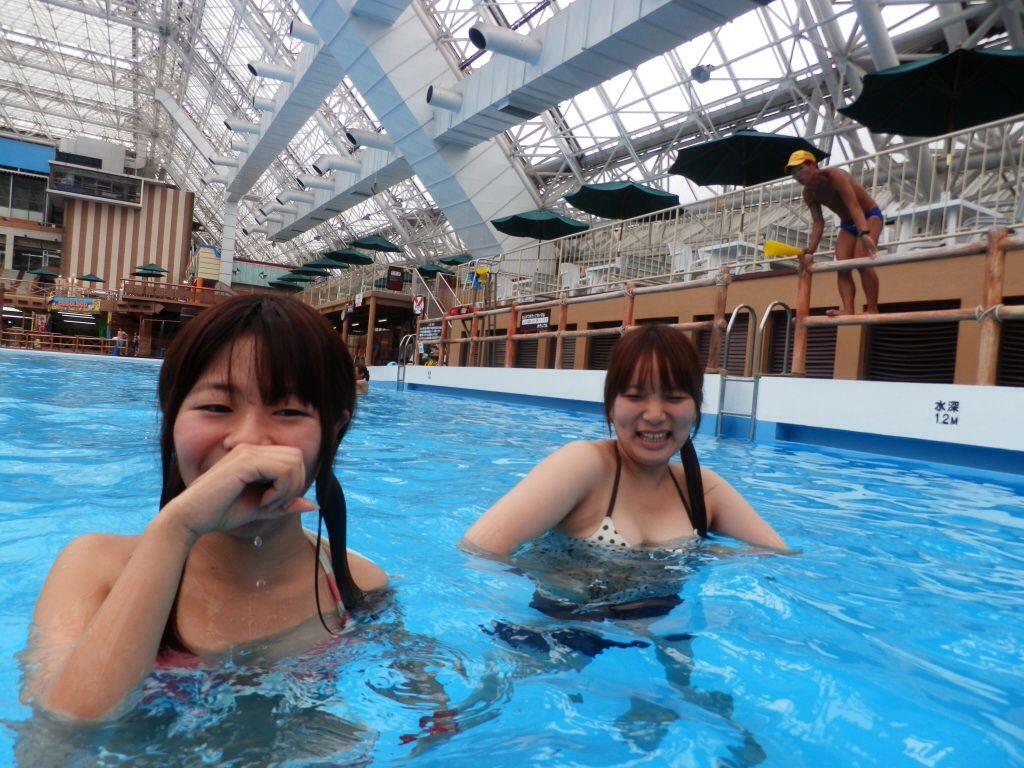 【素人水着エロ画像】プールで遊んでるビキニギャル達は異常なほどエロいよなｗｗｗ
-06