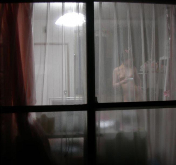 【盗撮エロ画像】一人暮らしの素人女性の部屋を覗き見…生々しい私生活が堪らなく興奮したｗｗｗ-06