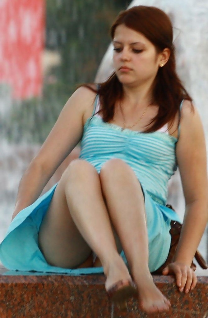 【海外パンチラエロ画像】ミニスカ外人美女のパンツ丸見えがエロ過ぎるんだがｗｗｗ-15