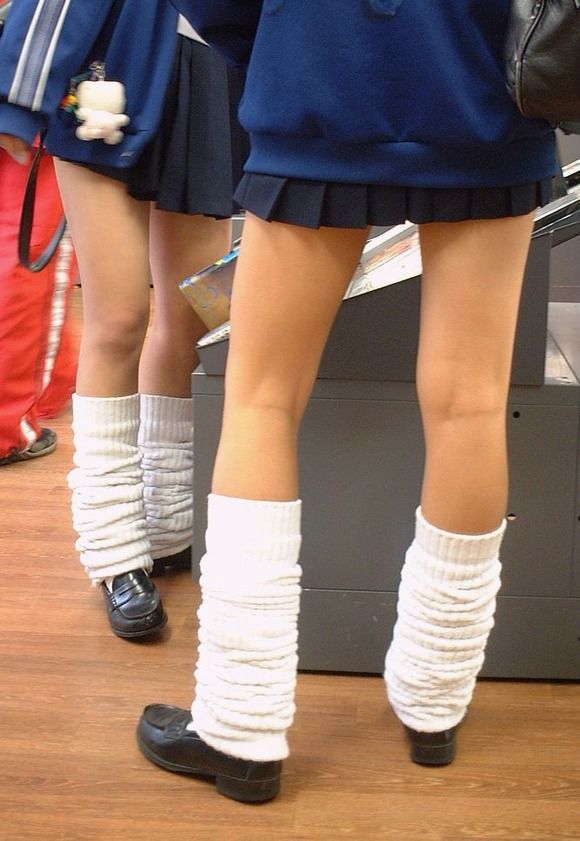 【街撮りJKエロ画像】見てるだけで目の保養になる制服女子校生のセクシー美脚ｗｗｗ-02