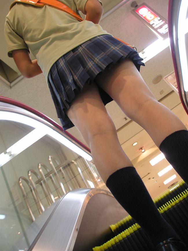 【街撮りJKエロ画像】見てるだけで目の保養になる制服女子校生のセクシー美脚ｗｗｗ-04