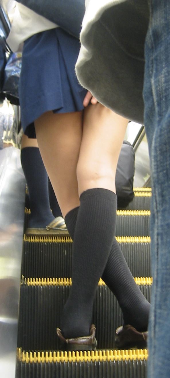 【街撮りJKエロ画像】見てるだけで目の保養になる制服女子校生のセクシー美脚ｗｗｗ-14