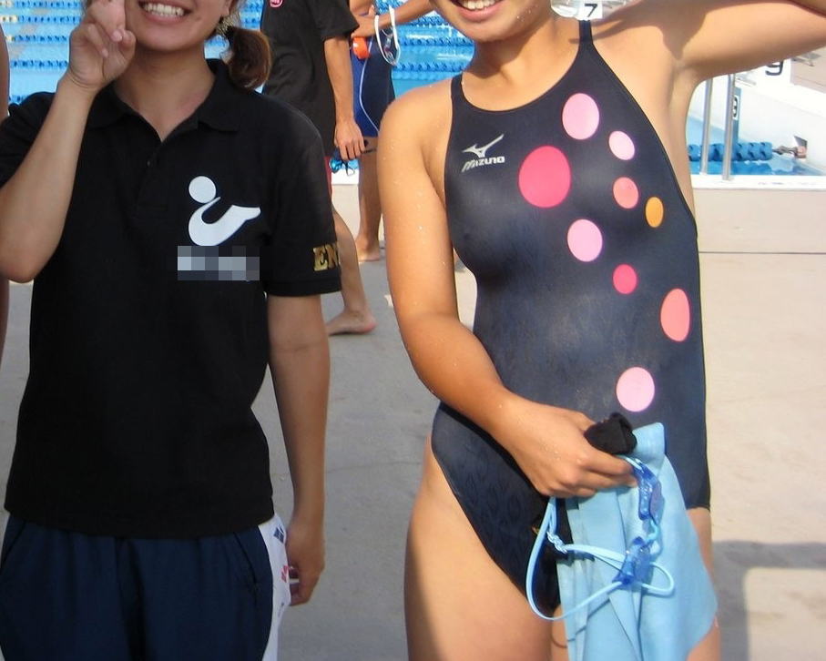 【競泳水着エロ画像】水泳部女子の乳首が浮き出てるし、過剰なハイレグ具合が最高すぎるｗｗｗ-03