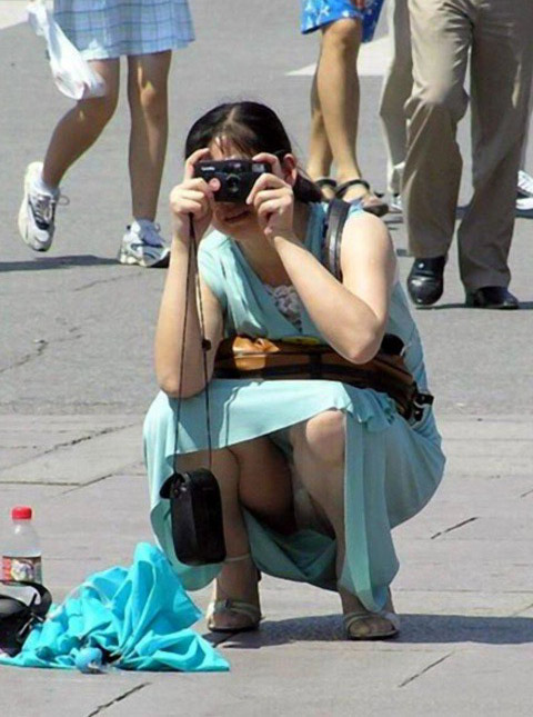 【パンチラエロ画像】街でしゃがみ込んだミニスカ素人女性のパンティーを激写ｗｗｗ-13