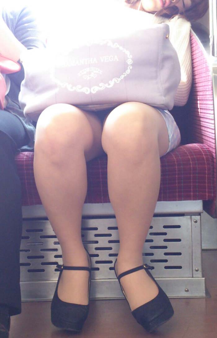 【電車内盗撮エロ画像】完全にお股が緩くなってるお姉さんに遭遇してパンツを無音カメラで撮影ｗｗｗ-04