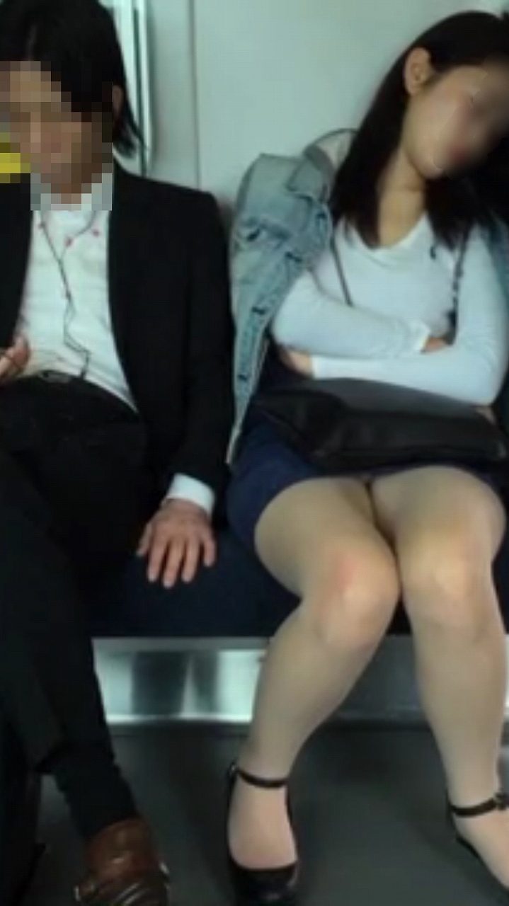 【電車内盗撮エロ画像】完全にお股が緩くなってるお姉さんに遭遇してパンツを無音カメラで撮影ｗｗｗ-05