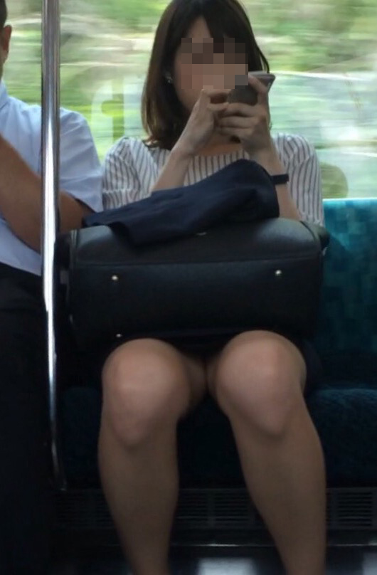 【電車内盗撮エロ画像】完全にお股が緩くなってるお姉さんに遭遇してパンツを無音カメラで撮影ｗｗｗ-06