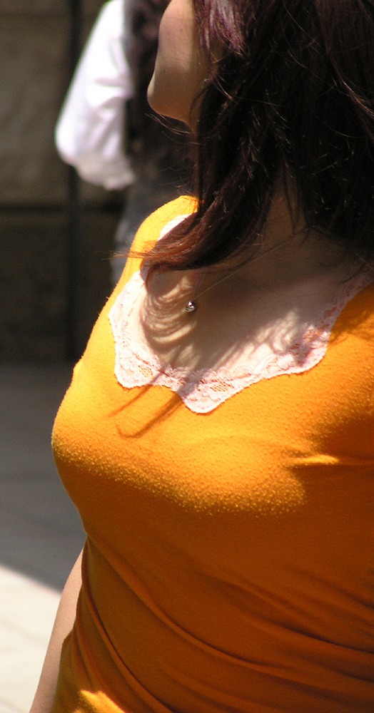【着衣巨乳エロ画像】ドスケベなおっぱいの素人女性の胸元に目線は釘付けｗｗｗ-13