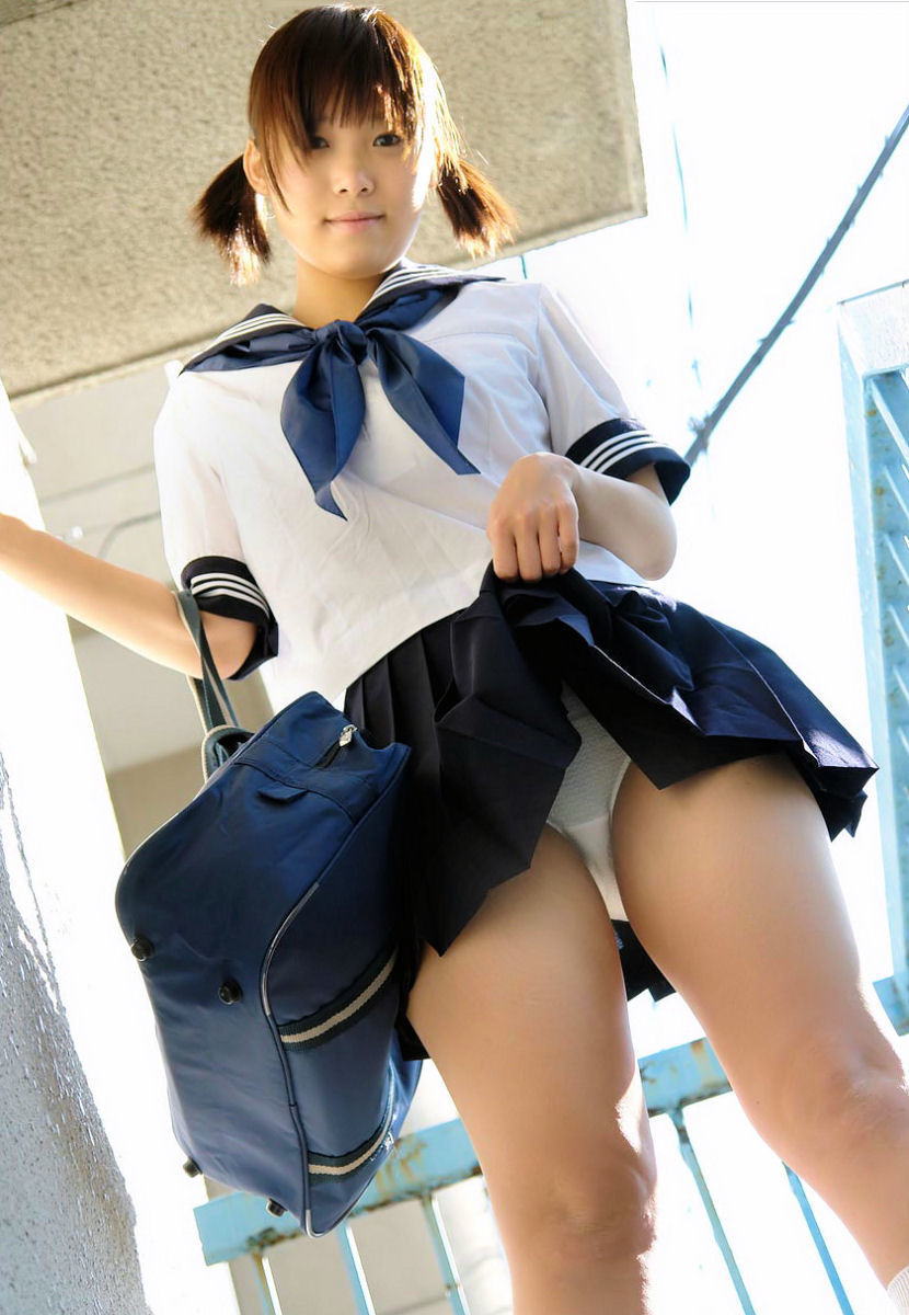 【JKエロ画像】こんな風に制服美少女がスカートを捲り上げ下着を見せてきたらヤバイねｗｗｗ-04