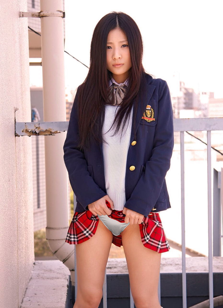 【JKエロ画像】こんな風に制服美少女がスカートを捲り上げ下着を見せてきたらヤバイねｗｗｗ-16