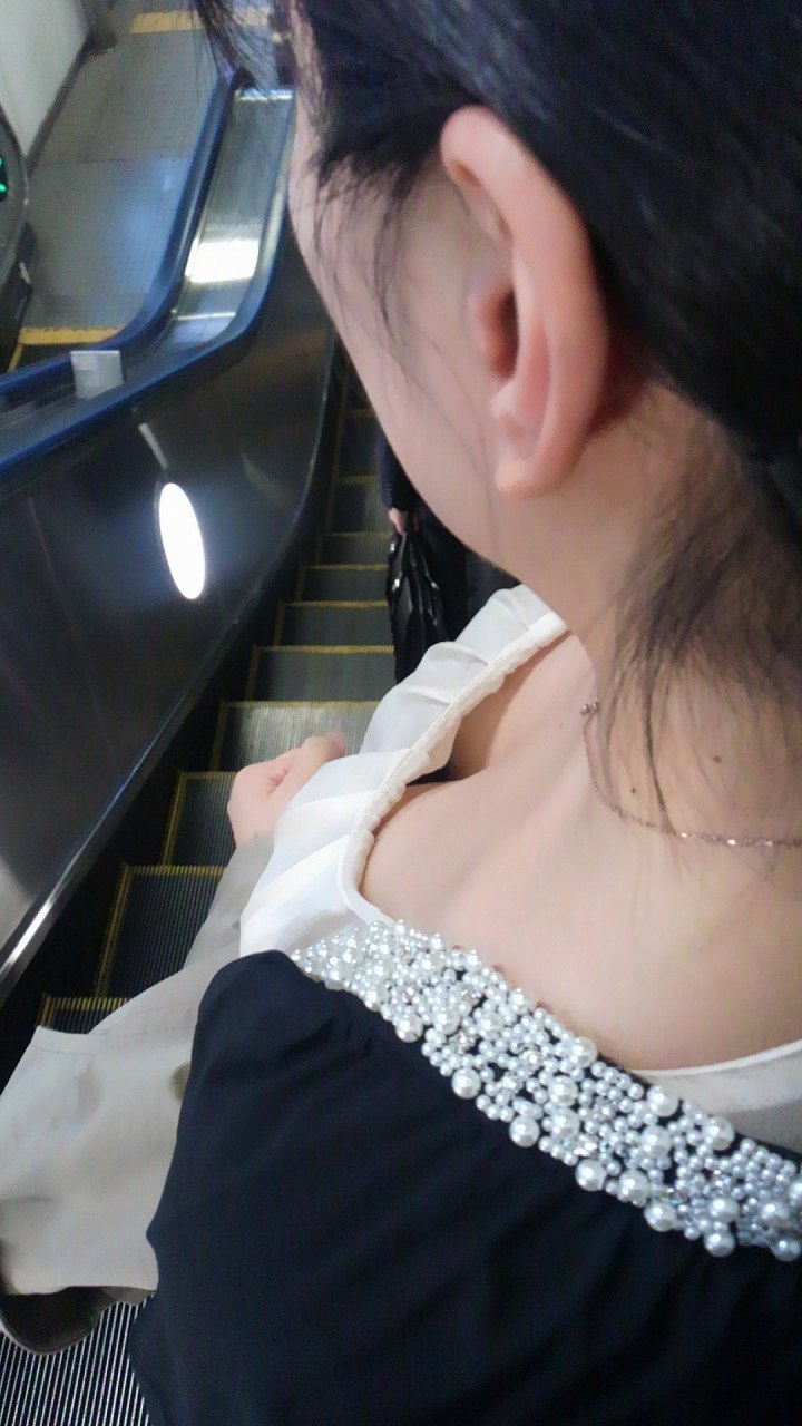 【胸チラエロ画像】素人お姉さんの胸の谷間を盗撮したリラリズムはマジ抜けるなｗｗｗ-03