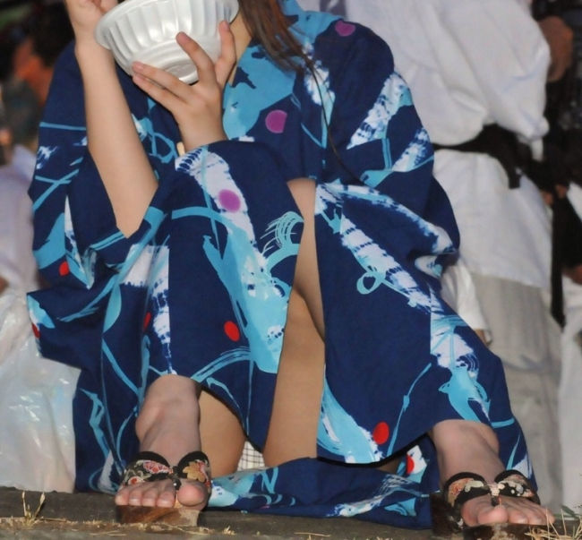 【祭りパンチラエロ画像】テンション上がり油断した10代素人の浴衣女子のパンツがモロ見えｗｗｗ-05