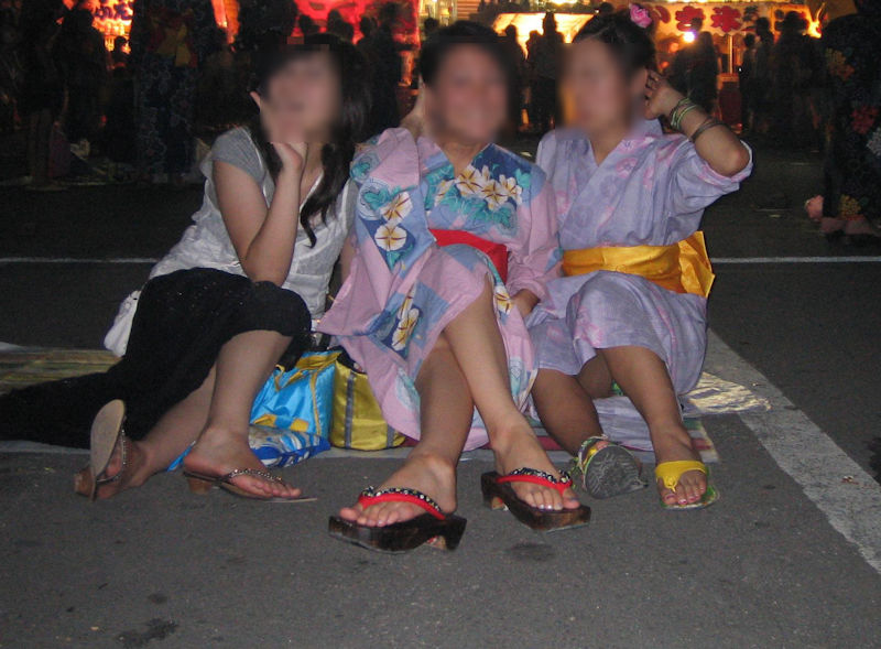 【祭りパンチラエロ画像】テンション上がり油断した10代素人の浴衣女子のパンツがモロ見えｗｗｗ-16