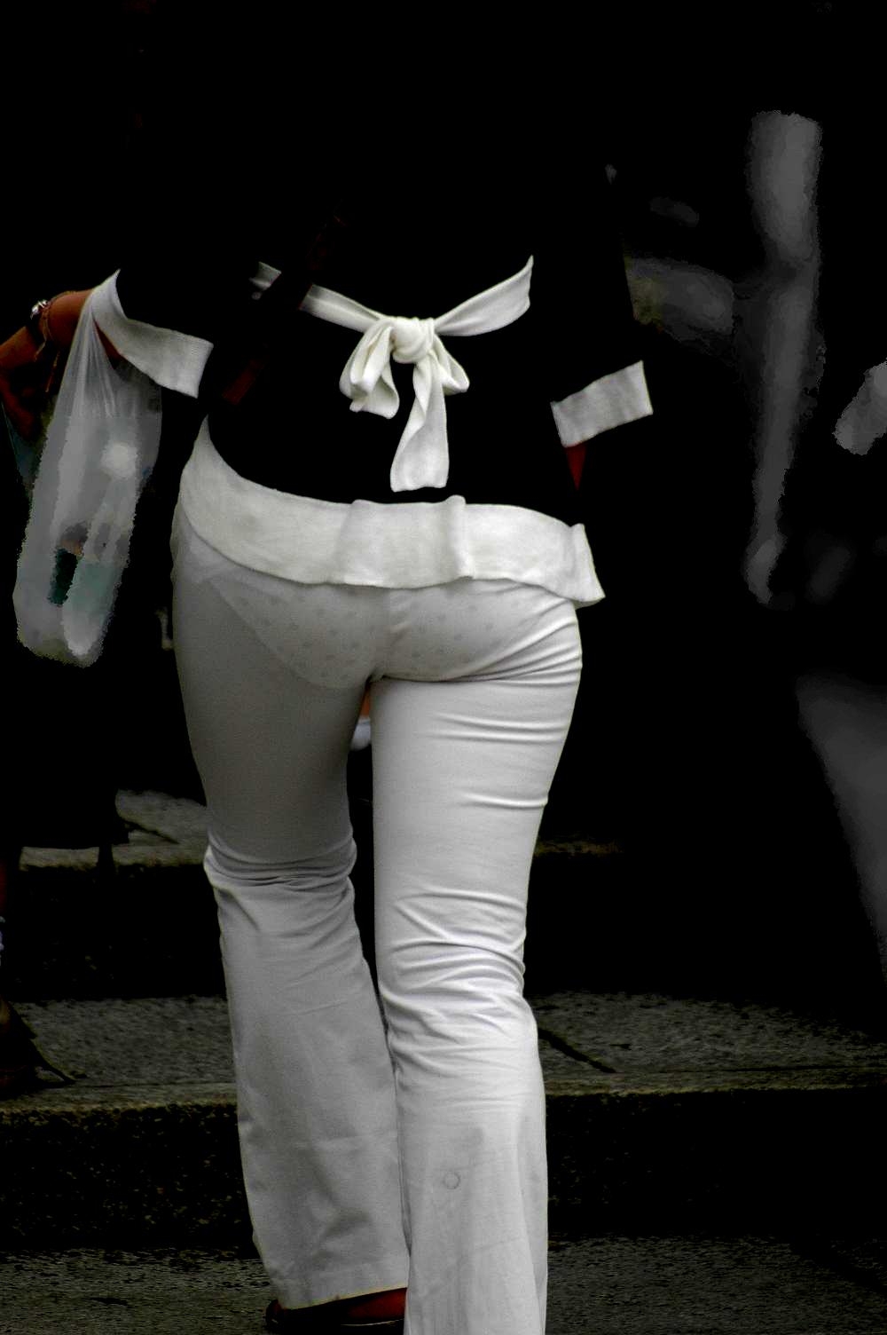 【透けパンエロ画像】街中でパンツの柄までスケてる素人お姉さんって普通に最高なんだがｗｗｗ-05