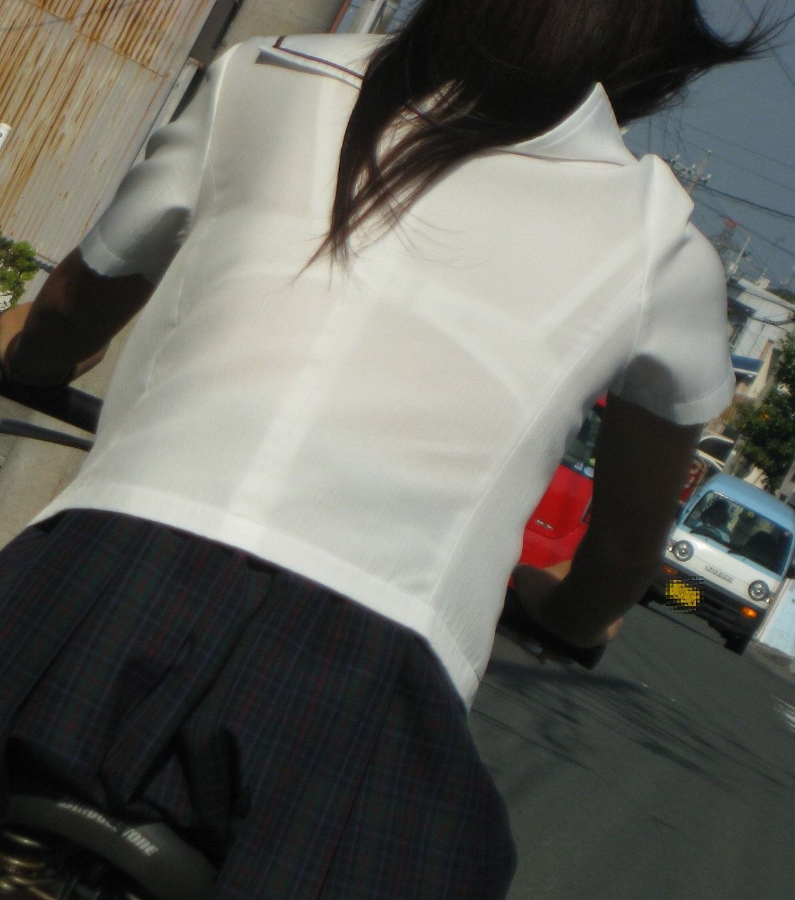 【透けブラJKエロ画像】夏服女子校生のブラウスから下着がスケてたら凝視したくなるｗｗｗ-03