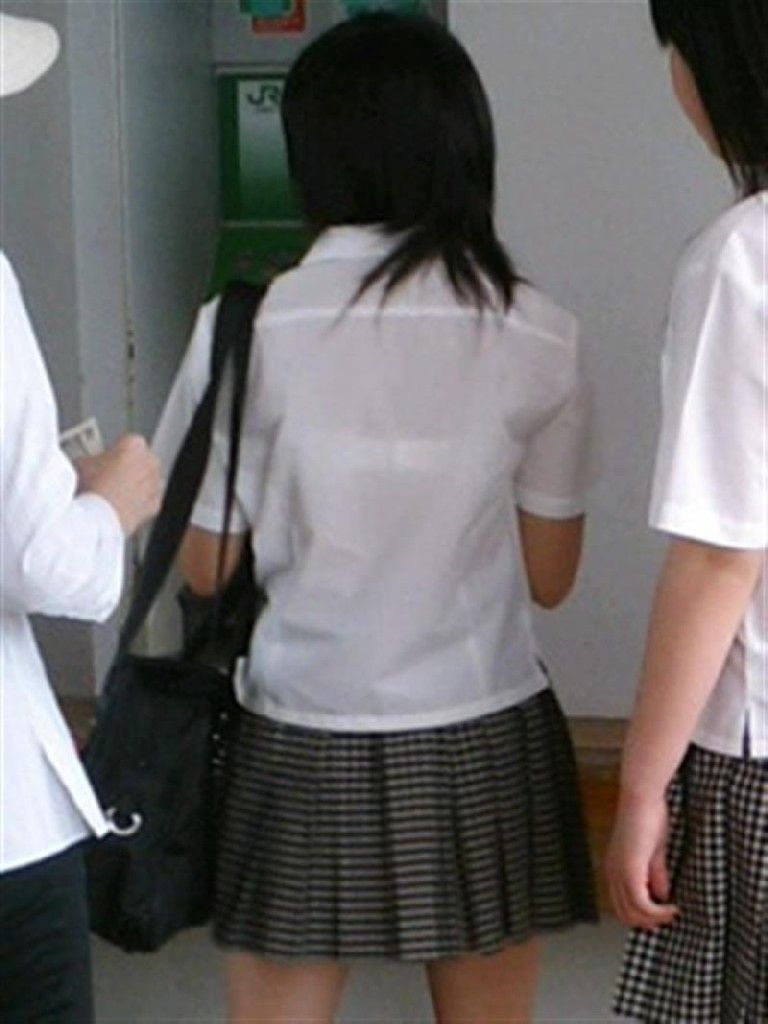 【透けブラJKエロ画像】夏服女子校生のブラウスから下着がスケてたら凝視したくなるｗｗｗ-11