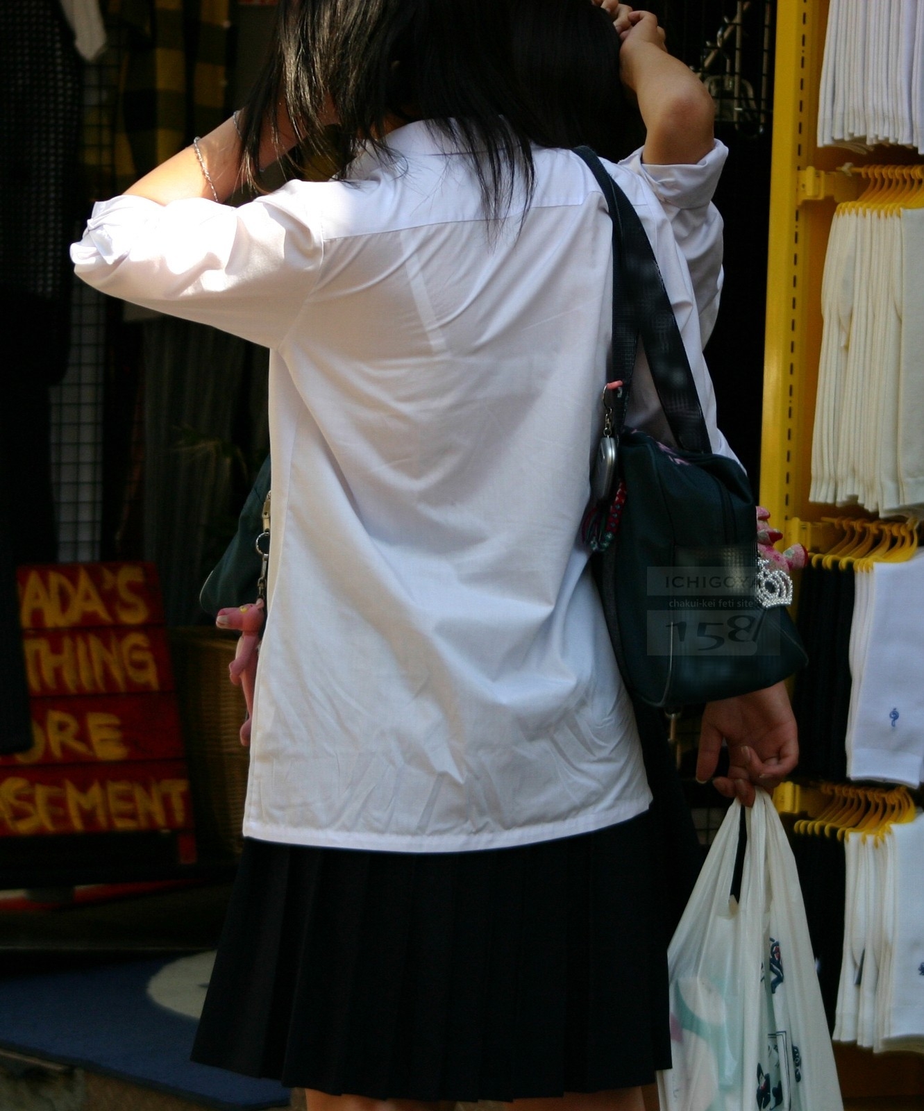 【透けブラJKエロ画像】夏服女子校生のブラウスから下着がスケてたら凝視したくなるｗｗｗ-12