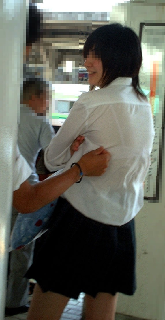 【透けブラJKエロ画像】夏服女子校生のブラウスから下着がスケてたら凝視したくなるｗｗｗ-14