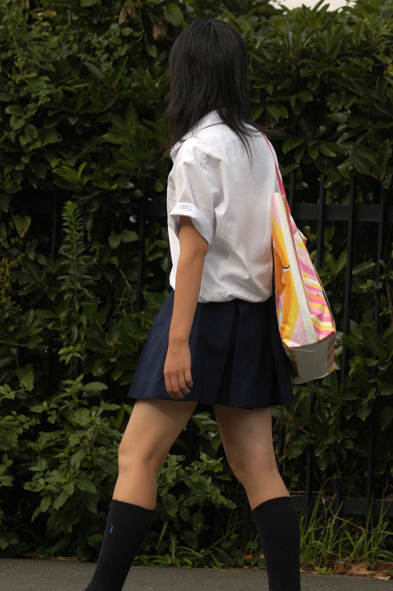 【透けブラJKエロ画像】夏服女子校生のブラウスから下着がスケてたら凝視したくなるｗｗｗ-17