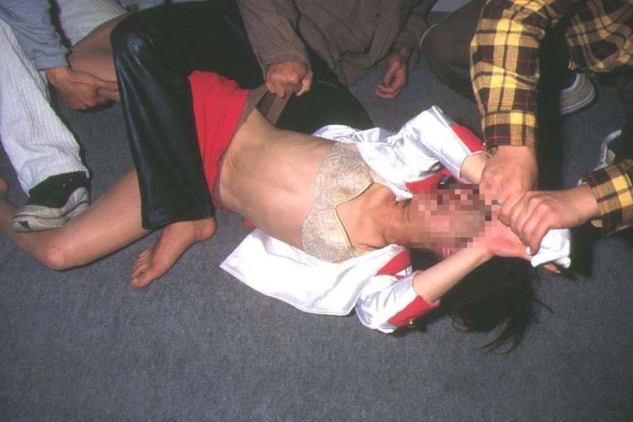 【レイプエロ画像】女の子が強姦魔に犯されてる悲惨な現場…ガチでヤバ過ぎるｗｗｗ-01
