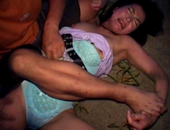 【レイプエロ画像】女の子が強姦魔に犯されてる悲惨な現場…ガチでヤバ過ぎるｗｗｗ-07