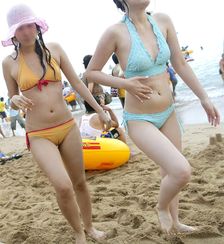 【素人水着エロ画像】ビーチでビキニギャルのくっきり浮き出てるマンスジを激写ｗｗｗ-09