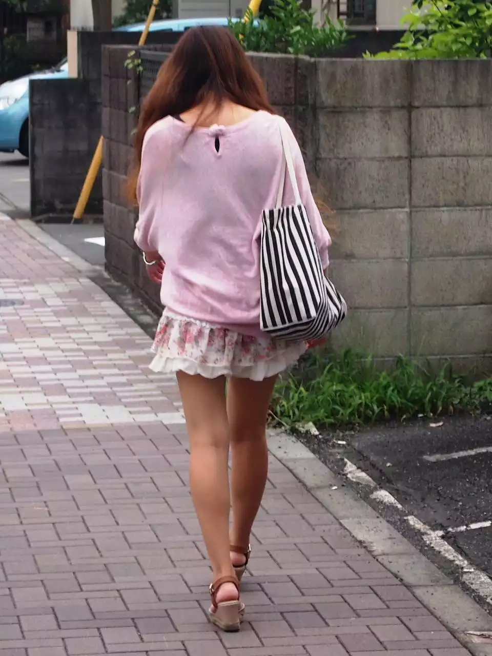 【街撮り美脚エロ画像】ミニスカ履いた色気漂うお姉さんの健康的な太ももにムラムラｗｗｗ-04
