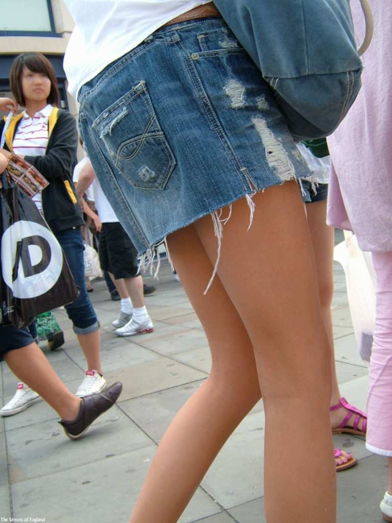 【街撮り美脚エロ画像】ミニスカ履いた色気漂うお姉さんの健康的な太ももにムラムラｗｗｗ-09