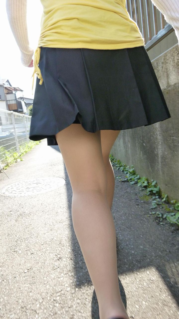 【街撮り美脚エロ画像】ミニスカ履いた色気漂うお姉さんの健康的な太ももにムラムラｗｗｗ-13