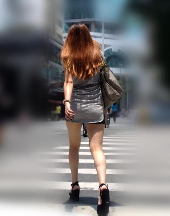 【街撮り美脚エロ画像】ミニスカ履いた色気漂うお姉さんの健康的な太ももにムラムラｗｗｗ-14