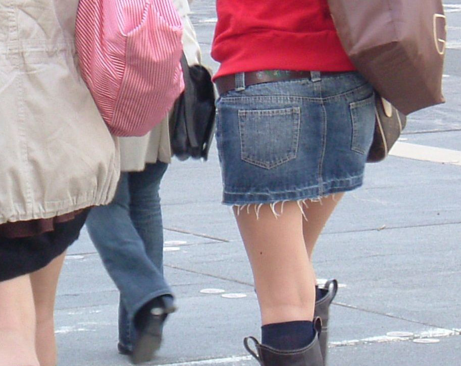 【街撮り美脚エロ画像】ミニスカ履いた色気漂うお姉さんの健康的な太ももにムラムラｗｗｗ-16