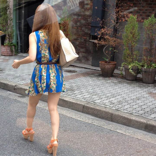 【街撮り美脚エロ画像】ミニスカ履いた色気漂うお姉さんの健康的な太ももにムラムラｗｗｗ