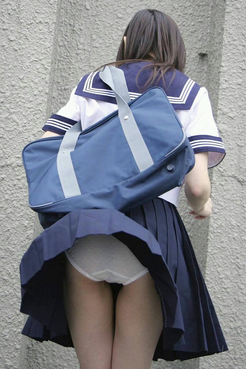 【JKパンチラエロ画像】強風が吹いて制服美少女のスカートが捲り上がりパンツがモロ見えｗｗｗ-20