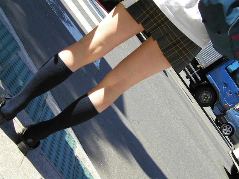 【街撮りJKエロ画像】街を歩く可愛い女子校生に的を絞って美脚を接写…下半身に目が釘付けｗｗｗ-01