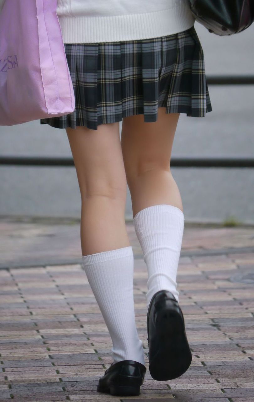 【街撮りJKエロ画像】街を歩く可愛い女子校生に的を絞って美脚を接写…下半身に目が釘付けｗｗｗ-08