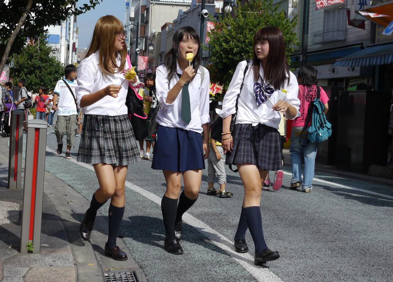 【街撮りJKエロ画像】街を歩く可愛い女子校生に的を絞って美脚を接写…下半身に目が釘付けｗｗｗ-09
